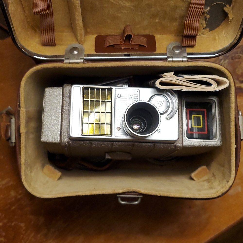 Vintage Kodak Film Camera Kit – Untested, Complete, Classic Collector’s Find - Picture 7 of 14